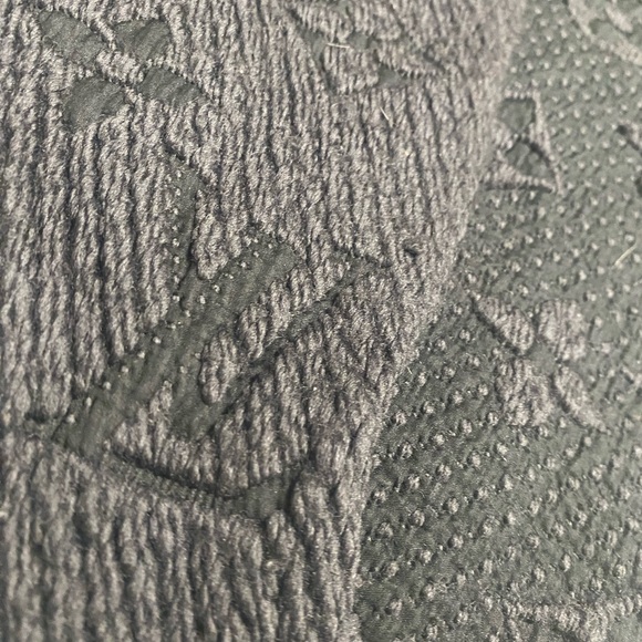 LOUIS VUITTON LOGOMANIA SCARF - Picture 2 of 6